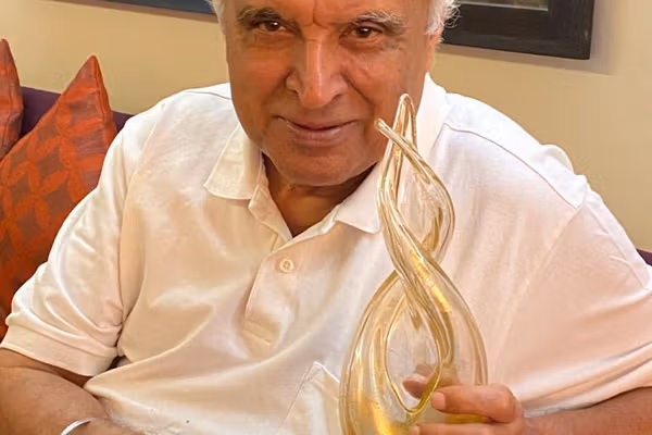 شاعر برجسته هندی از روحانیون کشورش خواست اقدامات زنستیزانه طالبان را محکوم کنند