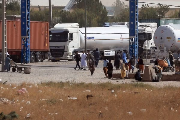 تردد روزانه بیش از هزار لاری از مرز ایران و افغانستان