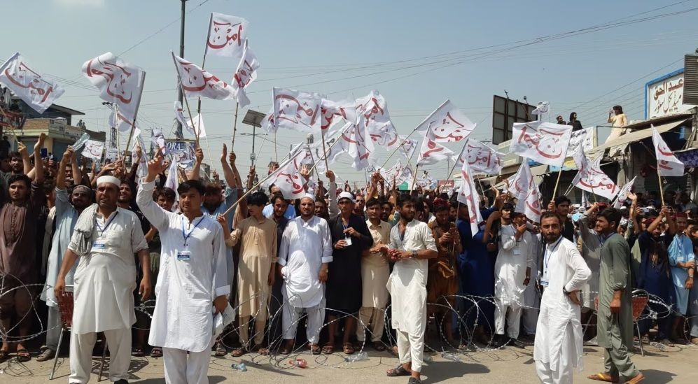 عوامي نېشنل ګوند د اسلام اباد پر لور «تر سپینو بیرغونو لاندې» لاریون کوي