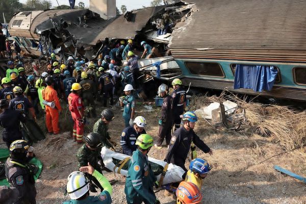 سقوط جرثقیل روی قطار مسافربری در تایلند ۲۵ کشته و ۸۰ زخمی برجای گذاشت