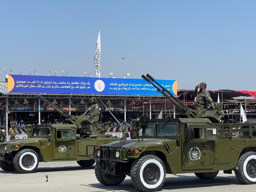 ترامپ رژه طالبان با سلاح‌های امریکایی را نتیجه سیاست «احمقانه» بایدن دانست