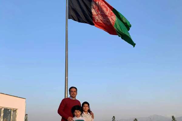 وحید عمر: تجربو ثابته کړې چې درې رنګه ملي بیرغ بدلېدونکی نهدی او ټول یې باید احترام وکړي