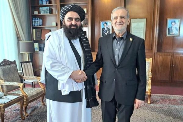 طالبان ترحّب بتصريحات الرئيس الإيراني حول تسريع التعاون بين إيران وأفغانستان