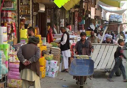 د بې‌وزلۍ تر سیوري لاندې؛ په افغانستان کې د خوراکي توکو لوړو بیو خلک اندېښمن کړي