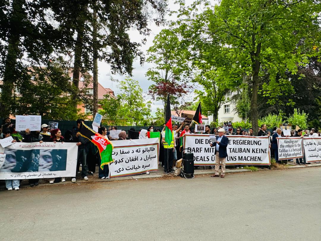 برلین کې د افغان کډوالو لاریون؛ فعالانو پر ښځو د طالبانو بندیزونه وغندل