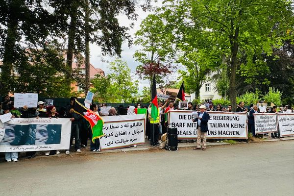 برلین کې د افغان کډوالو لاریون؛ فعالانو پر ښځو د طالبانو بندیزونه وغندل