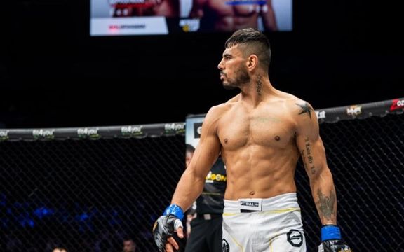 واحدالله نژند ورزشکار مبارزات آزاد افغانستان حریفش از جمهوری چک را با سبمیشن تسلیم کرد