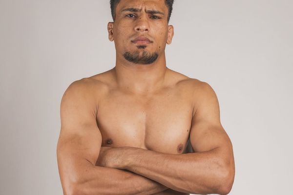 مبارزه سید وارث هاشمی، ورزشکار هنرهای رزمی ترکیبی افغانستان مقابل حریفی از برازیل