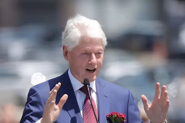 بېل کلنټن: امریکایان دې له اوسنیو شیبو د ډیموکراسۍ د بیا را ګرځېدو لپاره کار واخلي