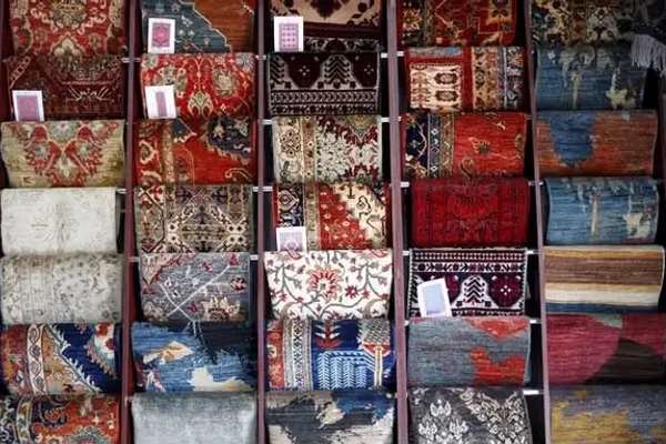 طالبان وایي افغانستان کې د غالیو اوبدلو په صنعت کې یو میلیون کسان بوخت دي