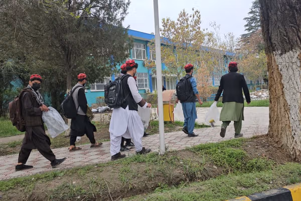 ندامحمد ندیم یوه محصل ته له دې امله څپېړه ورکړې چې د «منظور پشتین خولۍ» یې پر سر کړې