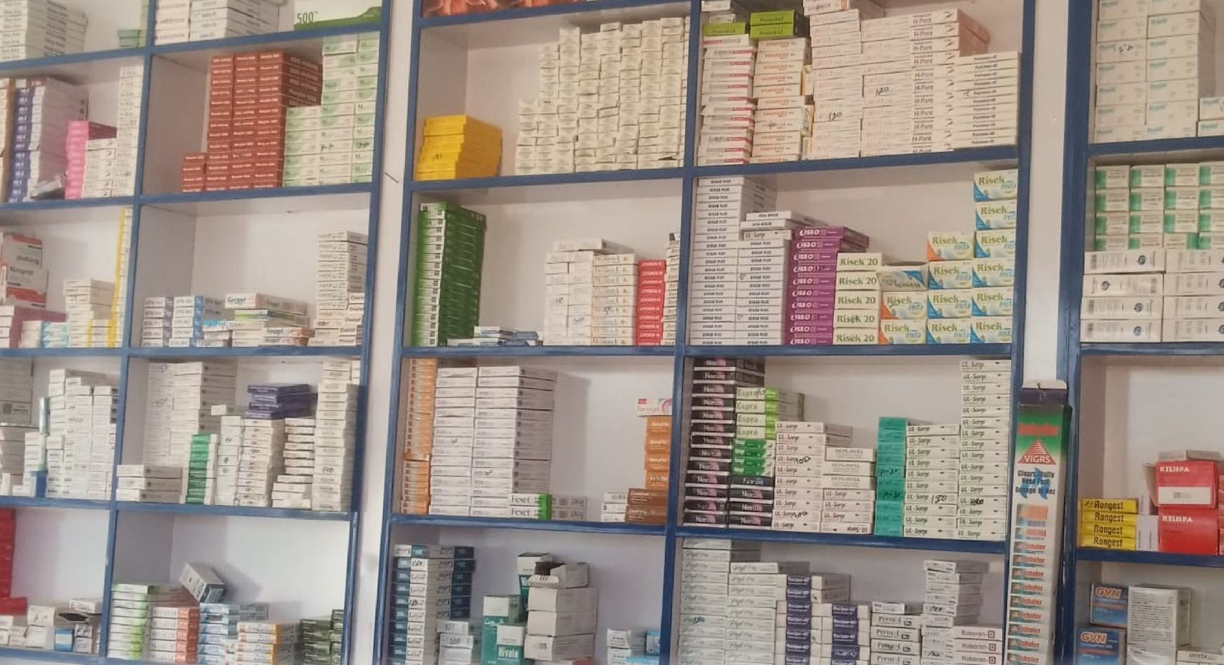  د سرغړونو له امله؛ طالبانو په سمنګان کې یو روغتیايي مرکز او ۲ درملتونونه تړلي دي