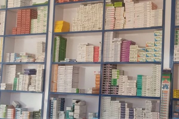 د سرغړونو له امله؛ طالبانو په سمنګان کې یو روغتیايي مرکز او ۲ درملتونونه تړلي دي