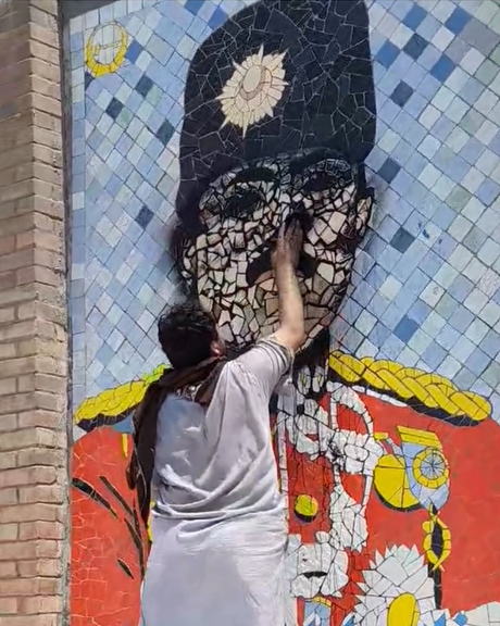 ځینې ځوانانو په تورخم ښارګوټي کې د پاچا امان الله خان غازي له انځور تور رنګ پاک کړ