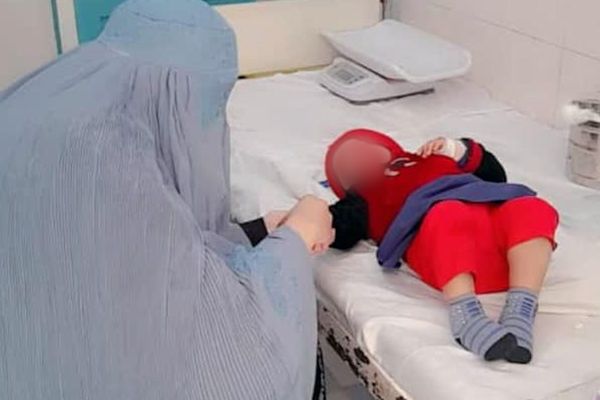 پزشکان و پرستاران زن در هرات برای حضور در محل کار به پوشیدن چادری مجبور شدند