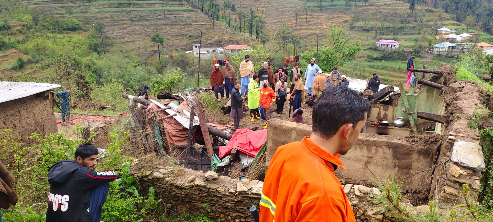 د کورونو او دېوالونو نړېدنه؛ پښتونخوا کې د پرله‌پسې بارانونو له امله ۱۸ کسان مړه شوي