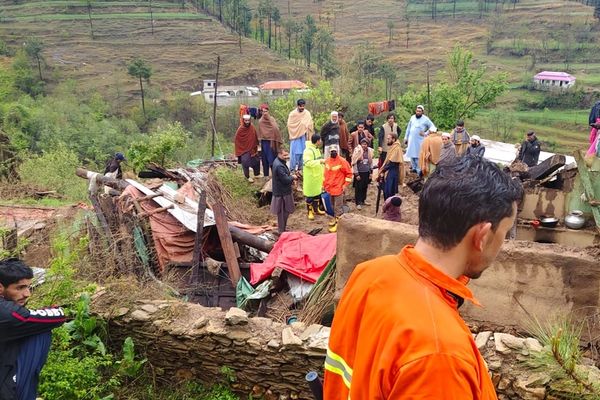 د کورونو او دېوالونو نړېدنه؛ پښتونخوا کې د پرلهپسې بارانونو له امله ۱۸ کسان مړه شوي