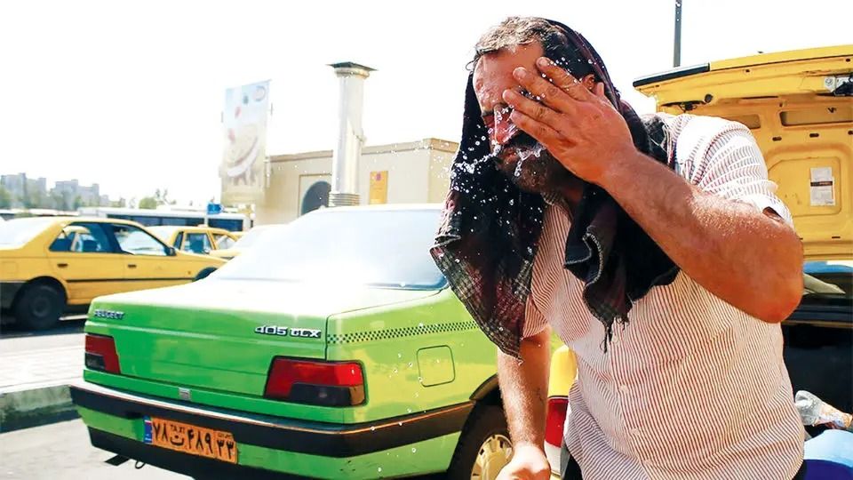 با افزایش کم‌پیشینه گرما در ایران، تمام ادارات دولتی و بانک‌ها روز یکشنبه تعطیل شدند