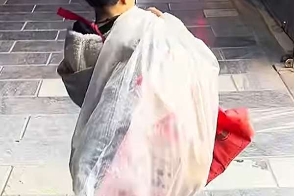 د زنبق چاودنې اوږد سیوری؛ د مرګ او ژوند ترمنځ د یوې کونډې مور د لوږې کیسه