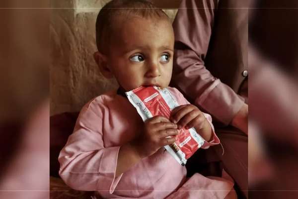 ملګري ملتونه: د خوارځواکۍ له زیاتېدو سره زرګونه افغان مېندې او ماشومان مرستو ته اړتیا لري
