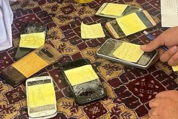 د ځیرکو ټیلفونونو پر کارولو بندیز؛ طالبانو معلوماتو ته د خبریالانو لاسرسی لا محدود کړ