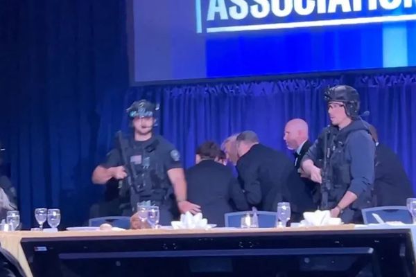 په واشنګټن کې د ټرمپ په ګډون یوې غونډې ته نږدې د ډزو غږونه اورېدل شوي دي