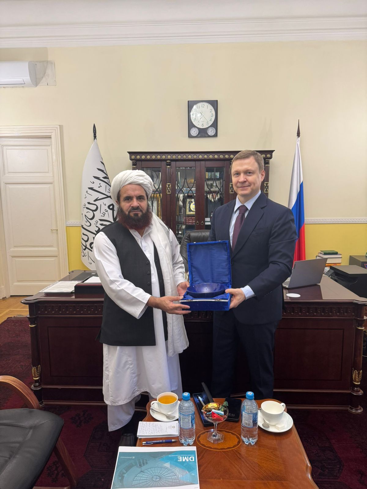 د طالبانو سفیر ګل حسن او د مسکو هوایي ډګر مشر د الوتنو د بیا پیلېدو په اړه خبرې کړي