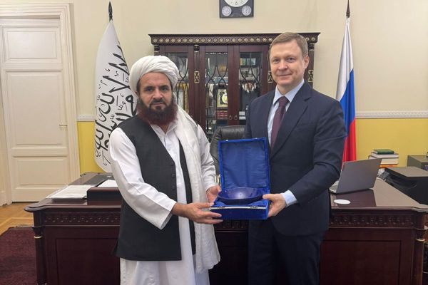 د طالبانو سفیر ګل حسن او د مسکو هوایي ډګر مشر د الوتنو د بیا پیلېدو په اړه خبرې کړي