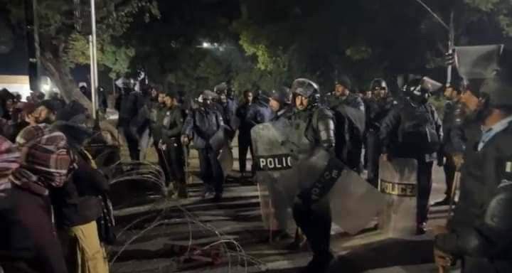 بلوڅ فعالان وايي، د پاکستان امنیتي ځواکونو اسلام اباد کې د دوی پر لاریون برید کړی