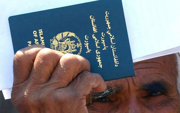 پاکستان کې مېشت افغان کډوال د نويو پاسپورټونو د ترلاسه کولو له ځنډني بهیر شکایت کوي