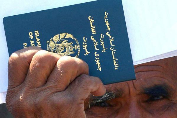 پاکستان کې مېشت افغان کډوال د نويو پاسپورټونو د ترلاسه کولو له ځنډني بهیر شکایت کوي