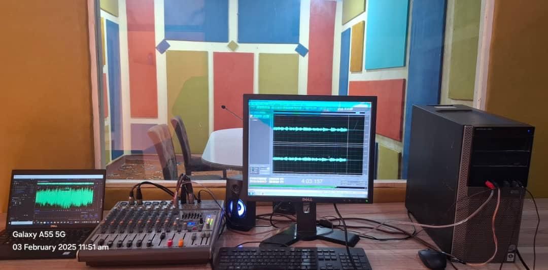 د طالبانو له سختو بندیزونو سره د کابل په سروبي کې یوې خصوصي راډیو خپل نشرات پیل کړل