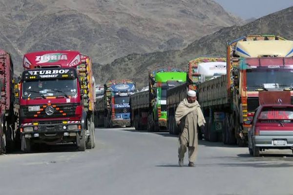 د طالبي تبلیغاتو برعکس؛ افغانستان ته چنګاښ میاشت کې تر یو مېلیارد ډالرو ډېر توکي وارد شوي