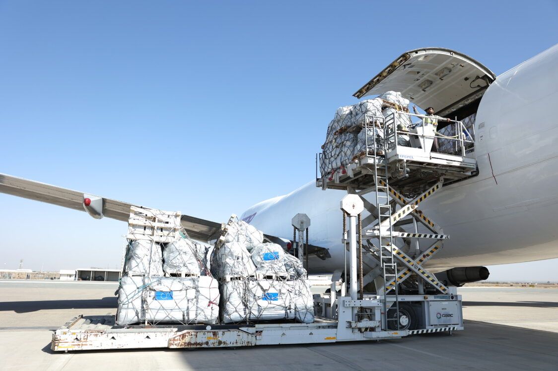 محموله کمک‌های بشردوستانه اتحادیه اروپا برای زلزله‌‌زدگان هرات، به افغانستان رسید