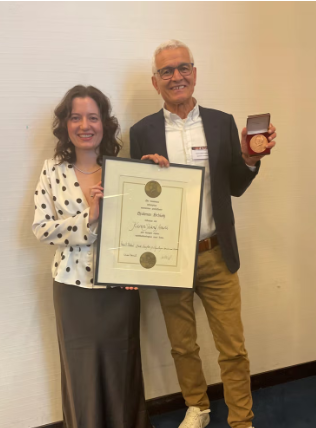 طبيب أفغاني لاجئ في النرويج يتوج بأعلى وسام في طب العيون