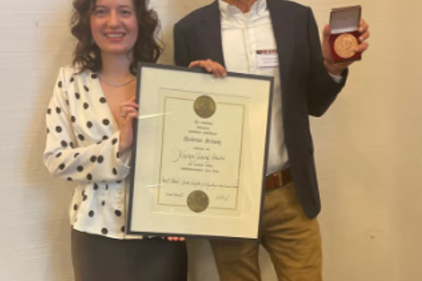 طبيب أفغاني لاجئ في النرويج يتوج بأعلى وسام في طب العيون