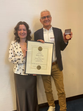 طبيب أفغاني لاجئ في النرويج يتوج بأعلى وسام في طب العيون