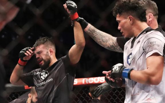 دور ٢٩٣ مسابقات UFC؛ نصرت حقپرست، مبارز افغان ورزشکار امریکایی را شکست داد