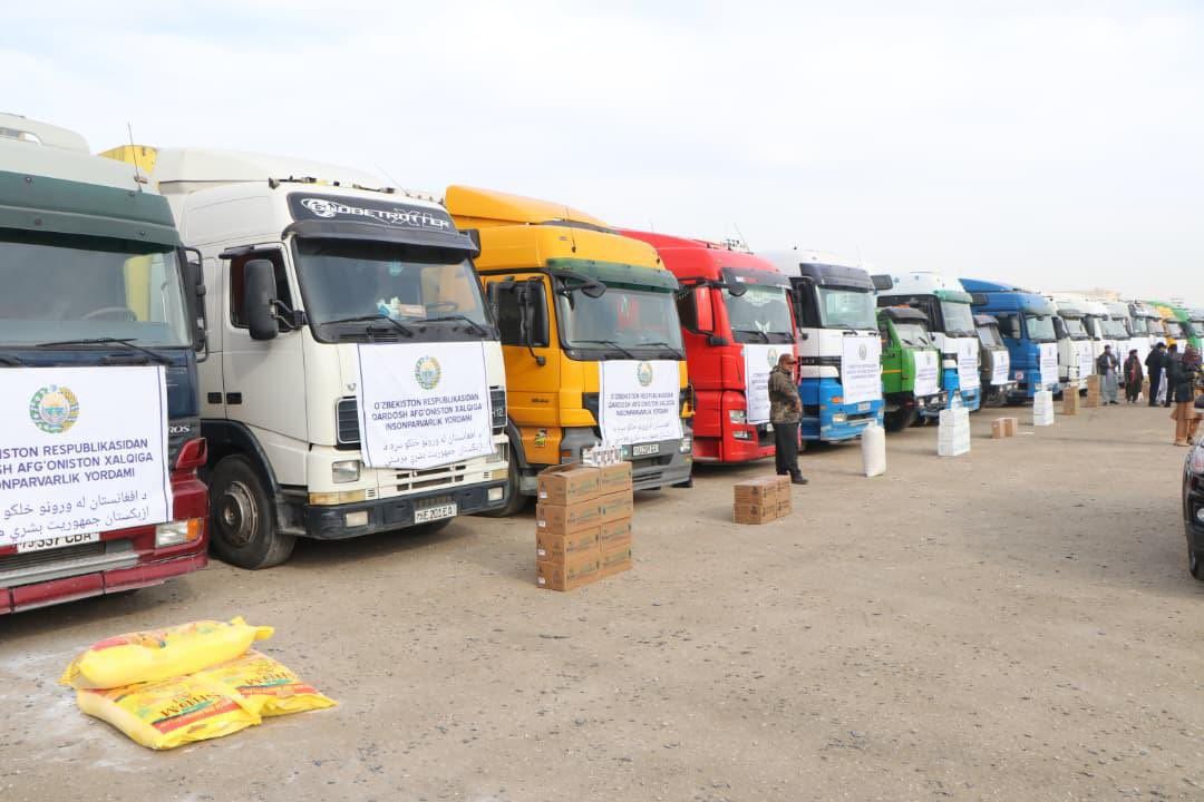 ازبکستان په بلخ کې طالبانو ته ۴۰۰ ټنه بشري مرستې وسپارلې