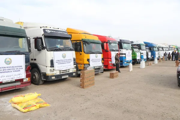 ازبکستان په بلخ کې طالبانو ته ۴۰۰ ټنه بشري مرستې وسپارلې