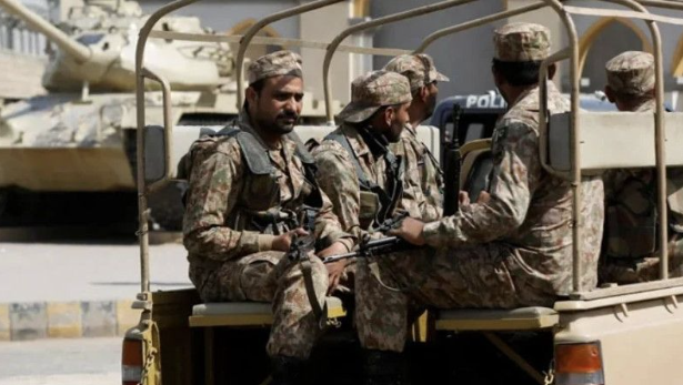 مقتل ضابط باكستاني في اشتباك مع مسلحين