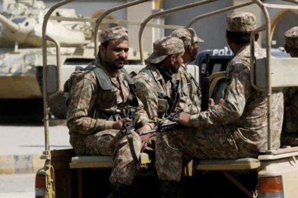 مقتل ضابط باكستاني في اشتباك مع مسلحين