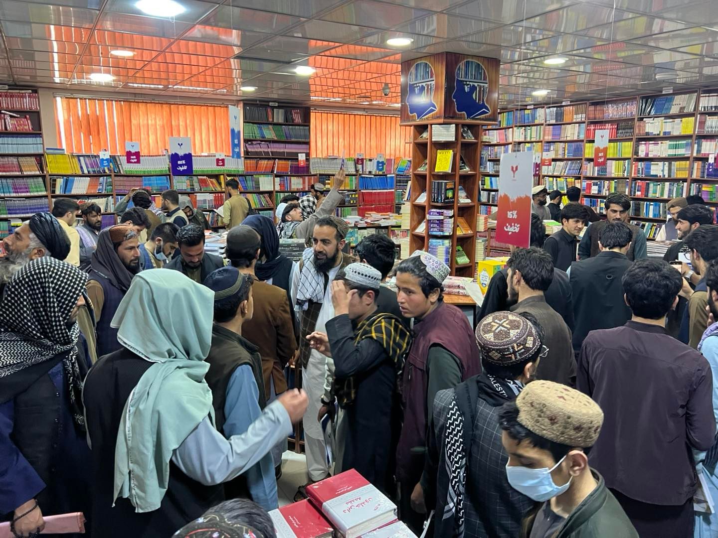 د کتاب نړیواله ورځ؛ طالبان وايي تېر کال یې له کتابپلورنځیو لسګونه عنوانه کتابونه غونډ کړي