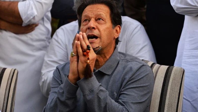 حزب تحریک انصاف اعلام کرد که عمران خان از دادگاه به خانه‌اش در لاهور می‌رود