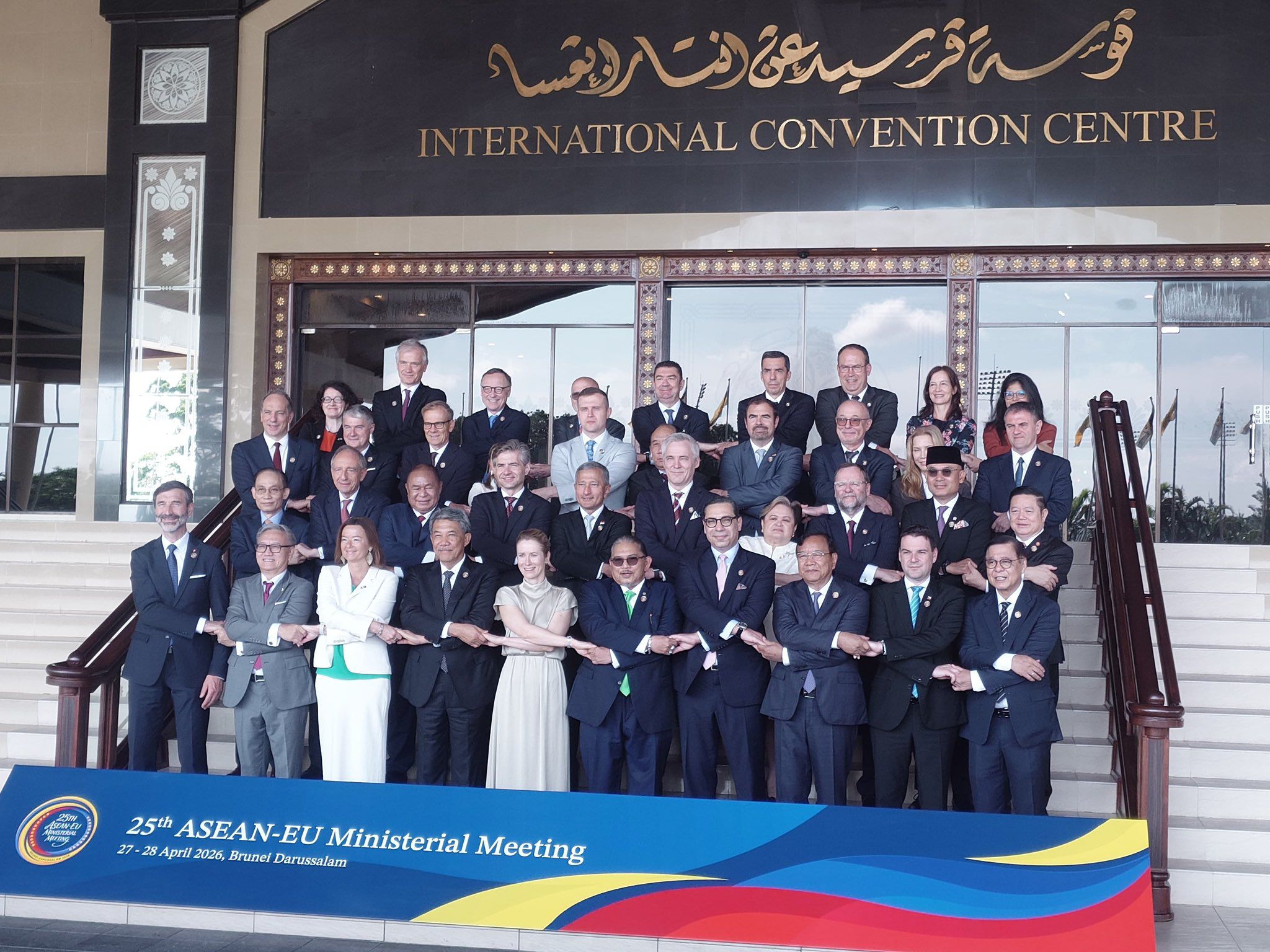 اتحادیه اروپا و آسه‌آن بر تشکیل حکومت فراگیر در افغانستان تاکید کردند