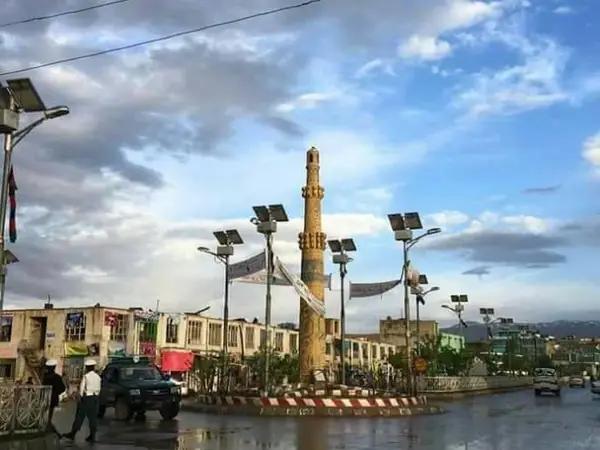 طالبان در غور یک زن و هفت مرد را پیش چشم مردم شلاق زد