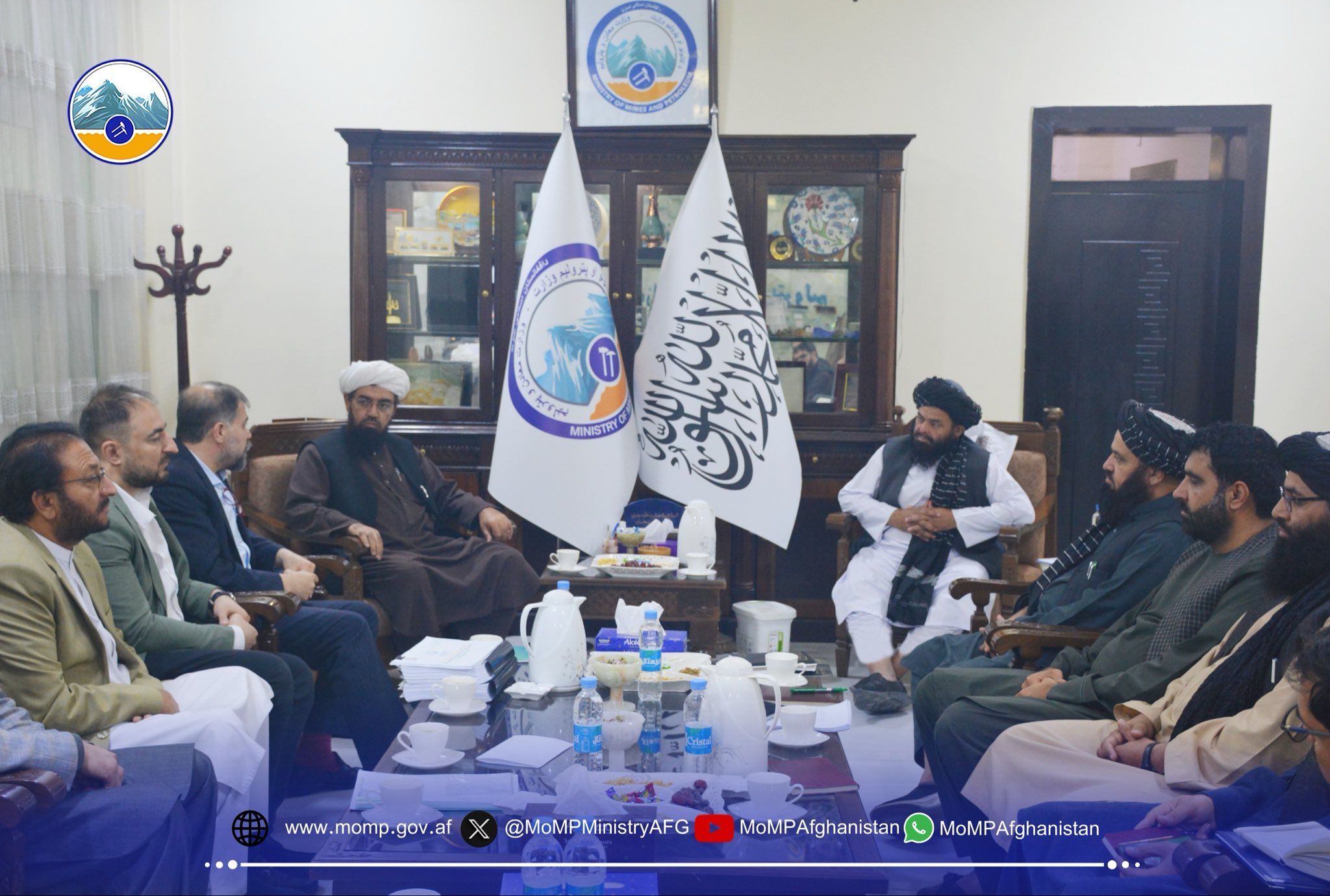  د طالبانو د پټرولیم وزیر له ګازي سرچینو د برېښنا د تولید په تړاو  له عزیزي ګروپ سره لیدلي