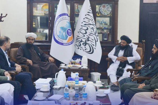 د طالبانو د پټرولیم وزیر له ګازي سرچینو د برېښنا د تولید په تړاو له عزیزي ګروپ سره لیدلي