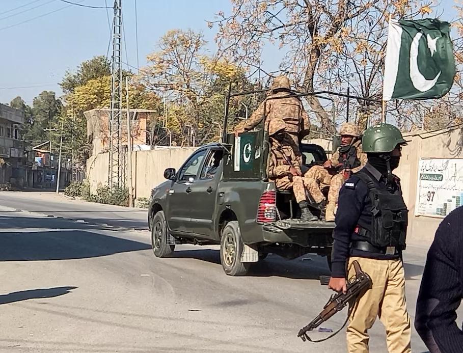 مردی هنگام جاسازی بمب در بزرگراهی در پاکستان کشته شد