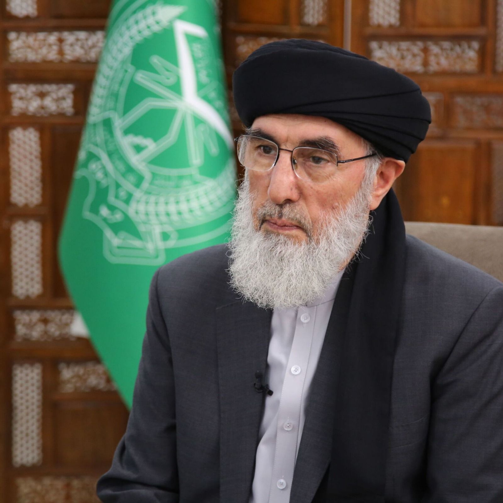 حکمتیار: با حضور پهپادهای امریکا در فضای کشور، افغانستان استقلال کامل بدست نیاورده است